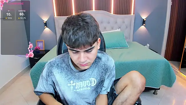 Tommy18__ Adlı Modelin Canlı XXX Sohbeti