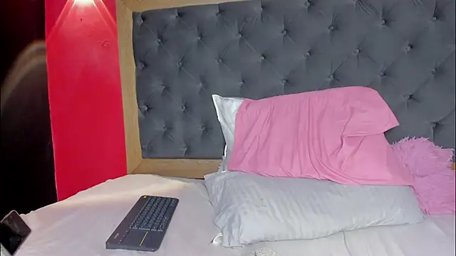 Pertunjukan Kamera Web YayaHilton