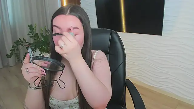 Show modela Mia_Milkvey na web-kameri