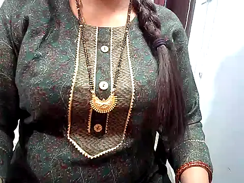 Nagma_housewife: διαδικτυακό σόου στην κάμερα