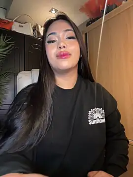 BigDominaMia élő XXX-chatje