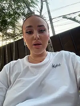 Chatroom XXX en direct de KiraSunshine