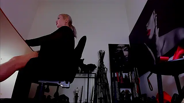 MistressDemi Adlı Modelin Canlı XXX Sohbeti