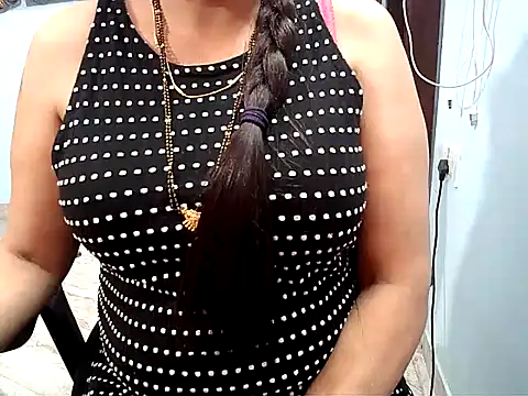 Nagma_housewifen Webbikameraesitys