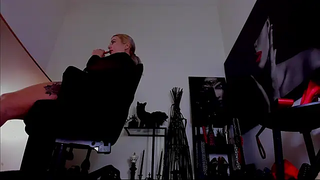 MistressDemi: διαδικτυακό σόου στην κάμερα