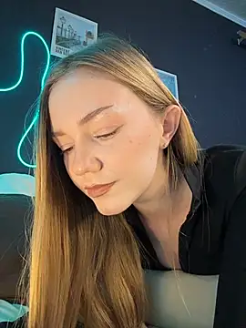 MilaMooneのライブXXXチャット