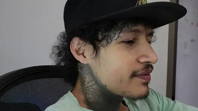 trieoneのライブXXXチャット