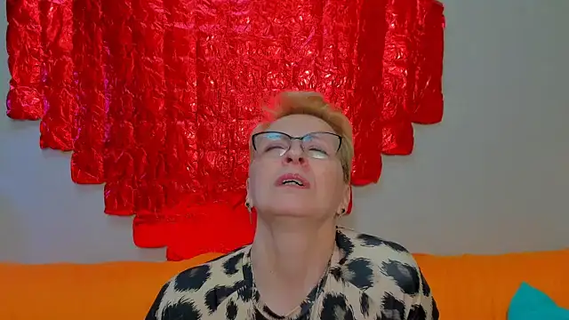 iamyourdream89 Adlı Modelin Canlı XXX Sohbeti