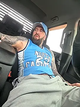 XXX chat uživo modela Beardedtattood