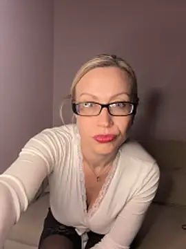 Elle_Milfa Adlı Modelin Canlı XXX Sohbeti