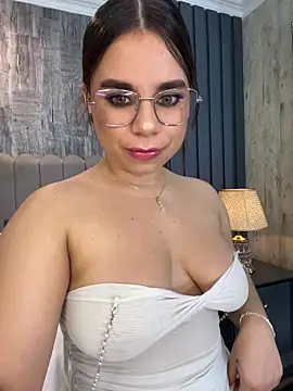 ThaniaJones' Live XXX Chat