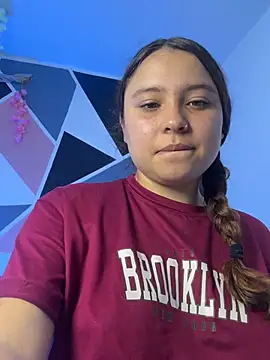 little_emma0 Adlı Modelin Canlı XXX Sohbeti