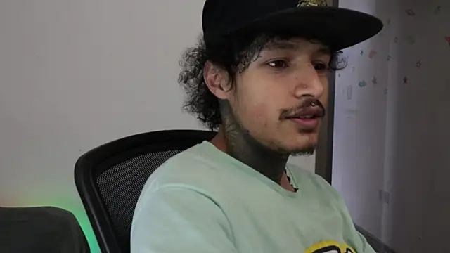 trieone élő XXX-chatje