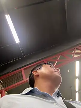 andrewmhilton_ élő XXX-chatje