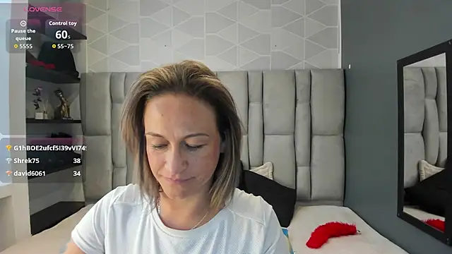 Charlot_milf 即時 XXX 聊天