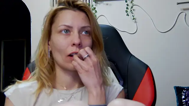 karo123421 élő XXX-chatje