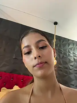 Valeria-escobar Adlı Modelin Canlı XXX Sohbeti