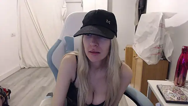 BarbieBlondieGirl 现场XXX聊天