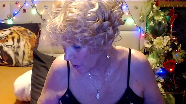 HappyWomanOn live XXX chat