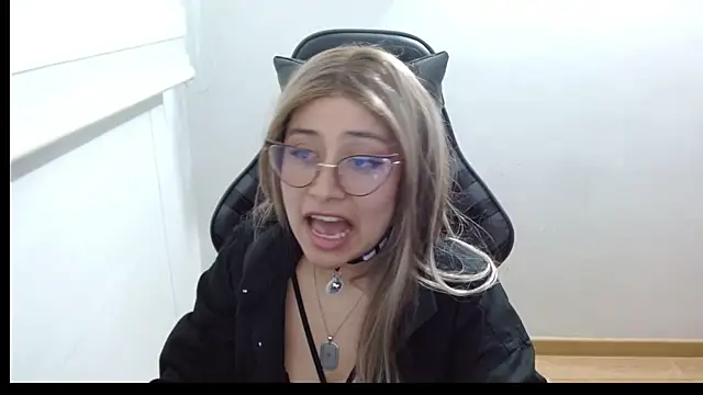 Juliexxxxtasy live XXX chat