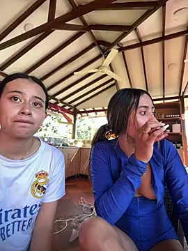 l0lita_emi Show in webcam