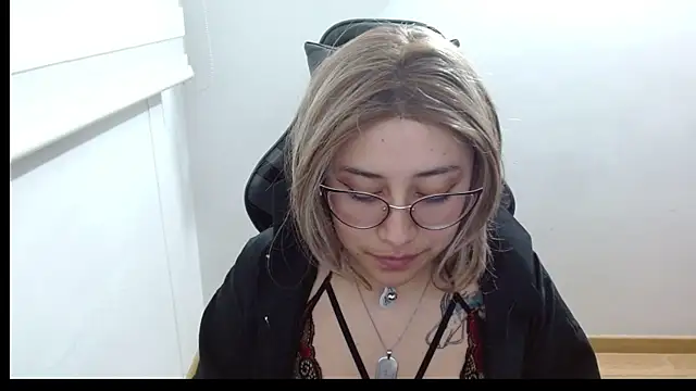 Juliexxxxtasy élő XXX-chatje