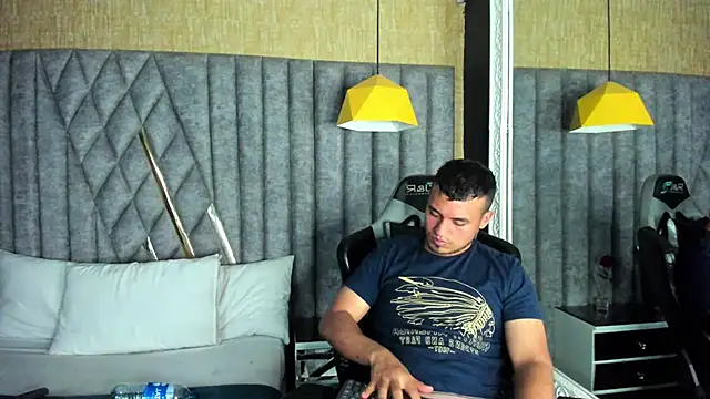 AronGarcia: διαδικτυακό σόου στην κάμερα