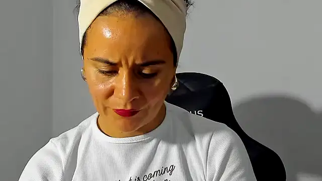 Sami_Hotie1 Adlı Modelin Canlı XXX Sohbeti