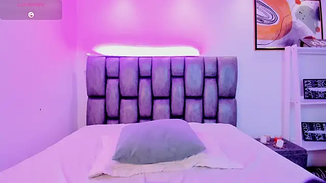 Violet_Anders élő XXX-chatje