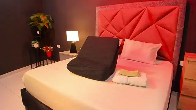 mia_milff Adlı Modelin Canlı XXX Sohbeti