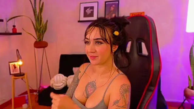 EmmyEvans1 live XXX chat