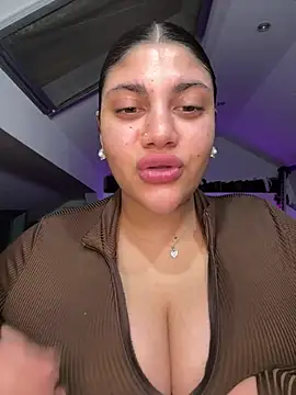 Chatroom XXX en direct de MinaKhalina