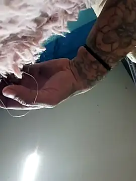 clu1983: διαδικτυακό σόου στην κάμερα