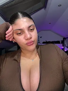 Pertunjukan Kamera Web MinaKhalina