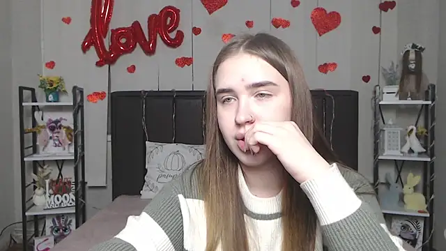 LauraHlot: διαδικτυακό  σόου στην κάμερα