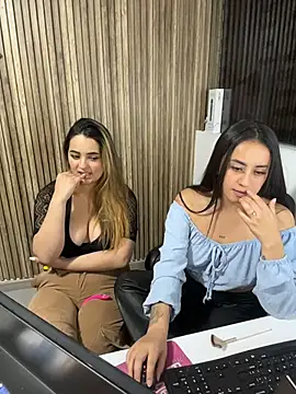 แชท XXX สดของ Antonella_Julieta