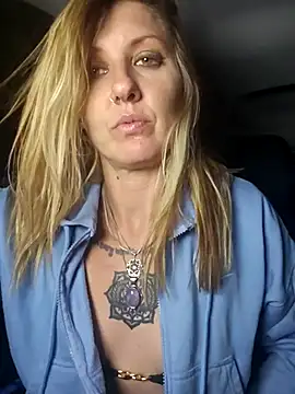 SheIsSomething Pertunjukan Webcam