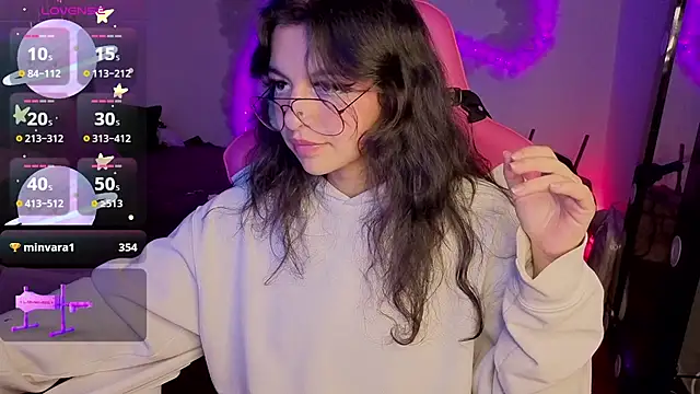 larah_uwu Chat XXX live
