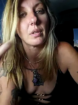 SheIsSomething – Live XXX-chat