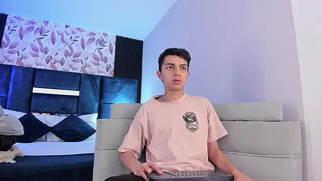 Chat XXX en directo de NickandAbby_