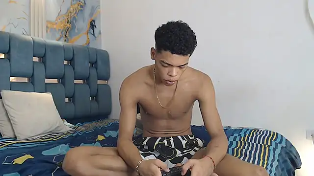 PRETTY_FEM's Live XXX Chat