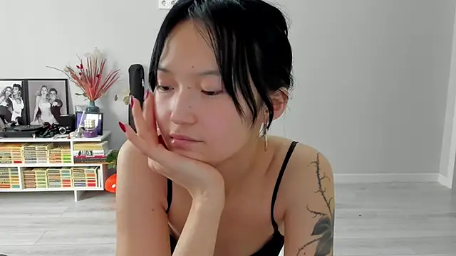 Chat +18 de ailey_chao ao vivo