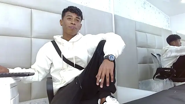 TonnyMarck: διαδικτυακό σόου στην κάμερα