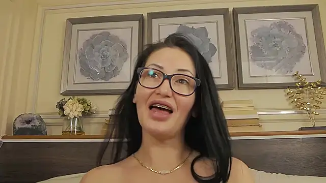 دردشة HellenDesire الجنسية المباشرة