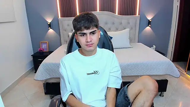 Tommy18__ Chat XXX in diretta