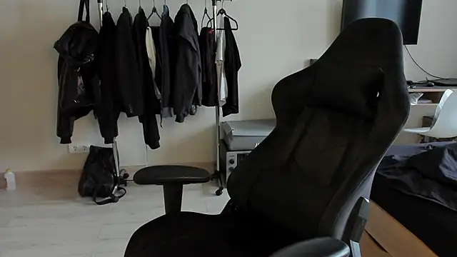 Show modela JohnGaliano na web-kameri