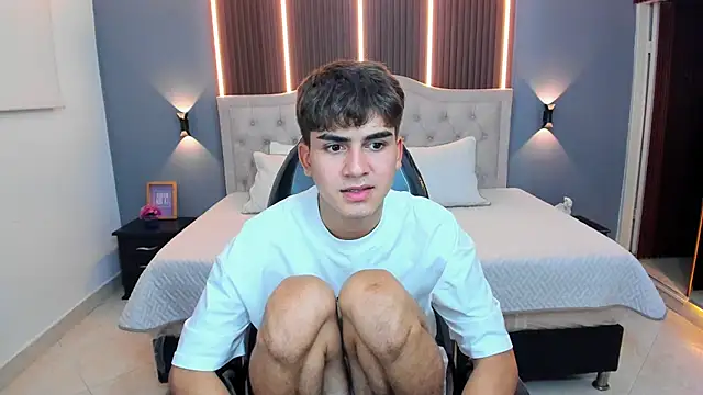 XXX chat uživo modela Tommy18__