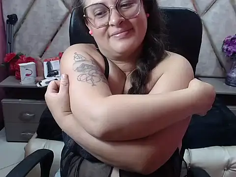 Sarah_Boobs_ Adlı Modelin Canlı XXX Sohbeti