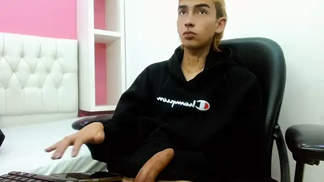 XXX chat uživo modela ttimy_x_boy