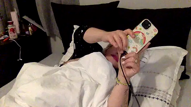 toomuchofafreak Show in webcam